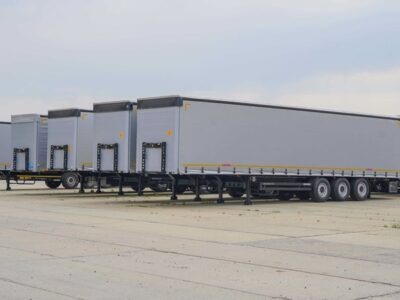 Шторный грузовой полуприцеп KOGEL