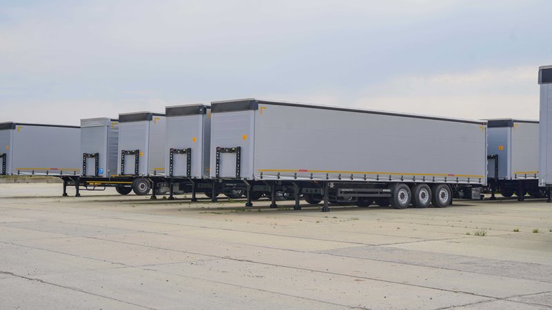 Шторный грузовой полуприцеп KOGEL